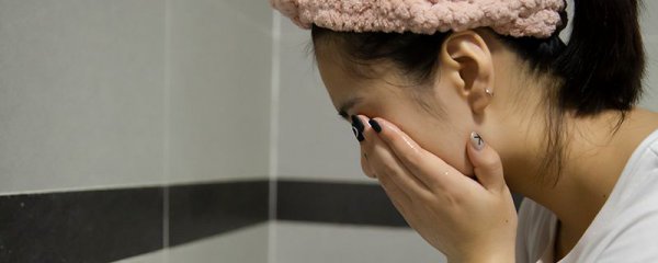 美容院洗脸以后皮肤更吸水是什么原因