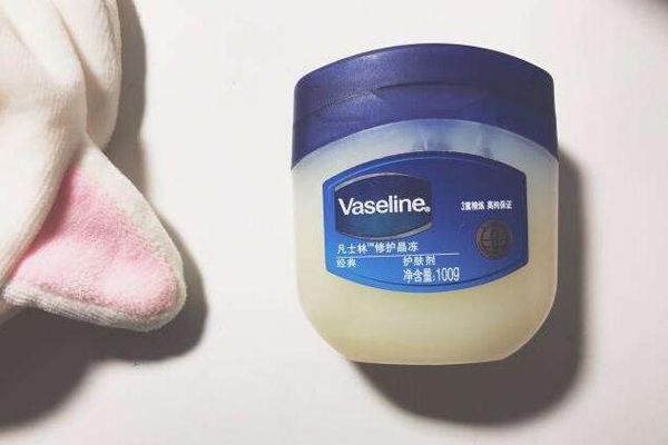 凡士林唇膜的正确使用方法