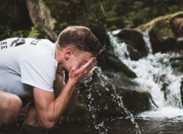用洗面奶洗脸的正确方法 正确的洗脸方法步骤和手法