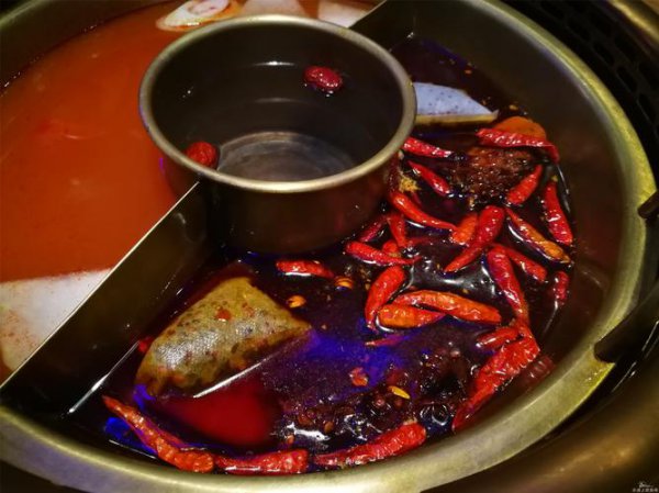 火锅中间的小锅是干什么用的