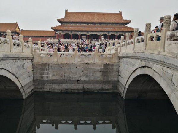 故宫金水桥旁边的两个门是什么门