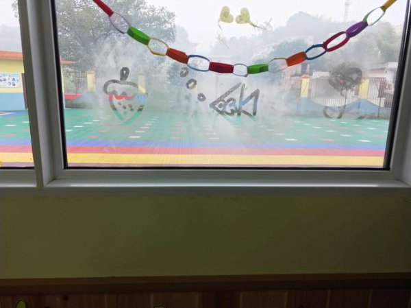 玻璃上哈气是什么原因