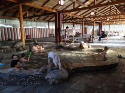 泡温泉要准备什么东西 泡温泉需要准备哪些东西
