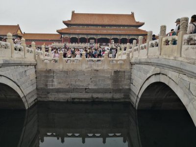 故宫金水桥旁边的门是 故宫金水桥旁边的两个门是什么门