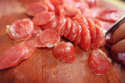 做香肠放红曲粉的原因 做香肠为什么要放红曲粉