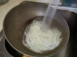 螺蛳粉为什么要换水 螺蛳粉为什么要换一次水