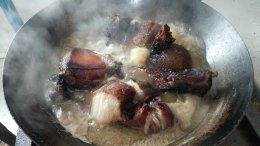 猪腊肉用什么水 煮腊肉是冷水下锅还是开水下锅
