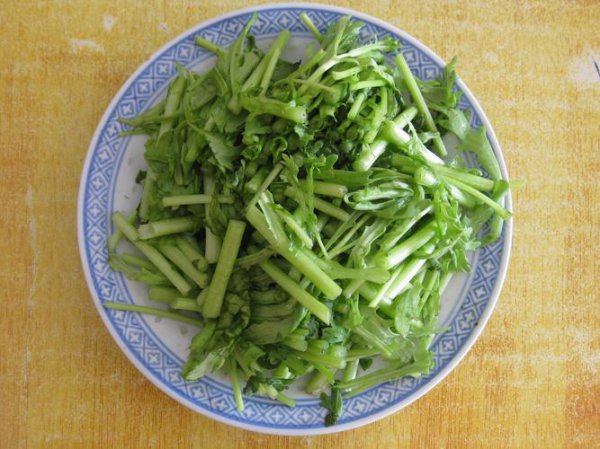 炒茼蒿用焯水吗