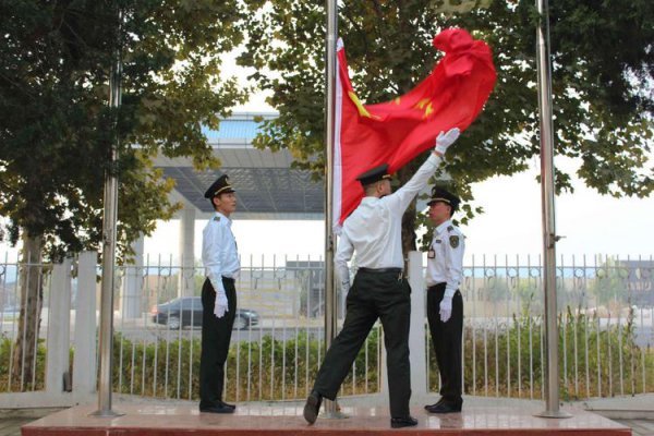 升旗的三个人叫什么