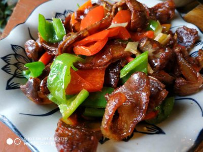 腊肠炒之前用不用先蒸熟 炒腊肠之前先要给腊肠焯水吗