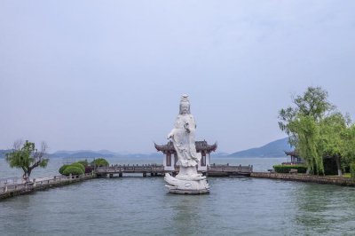 东钱湖是人工湖还是天然湖 东钱湖是人工的还是天然的