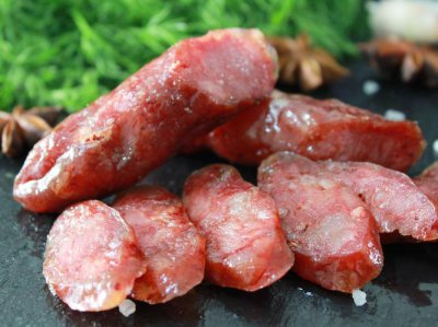 香肠外面的肠衣是什么做的 香肠外面的肠衣是用什么东西做的