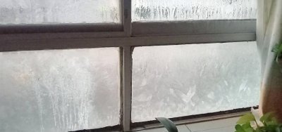 冬天窗户上有雾气是什么原因 为什么冬天屋子里窗户的玻璃会起雾