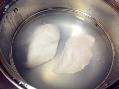 白水煮鸡胸肉用什么水 白水煮鸡胸肉是冷水还是开水
