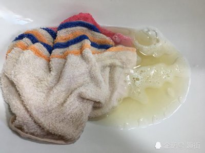 毛巾上有黑点还能用吗 卫生巾上有好多小黑点