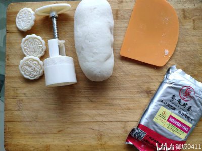 冰皮月饼预拌粉粘手怎么办 冰皮月饼预拌粉粘手如何解决