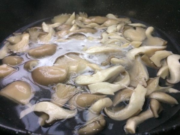 焯蘑菇冷水下锅还是热水下锅