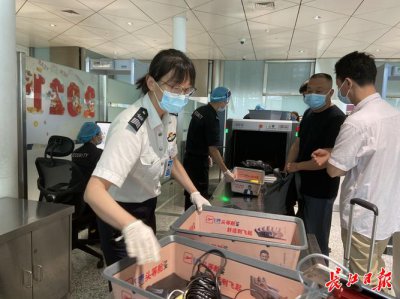 飞机安检时需要把什么东西拿出来 飞机安检时哪些东西需要单独拿出来