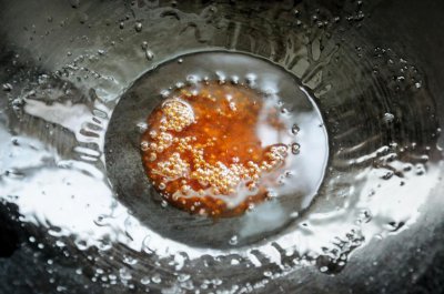 冰糖炒糖色用油还是水 怎么用油和冰糖炒糖色