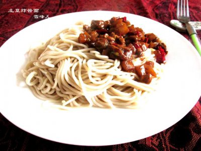 炸酱面用甜面酱还是黄豆酱 炸酱面的炸酱用黄豆酱还是甜面酱