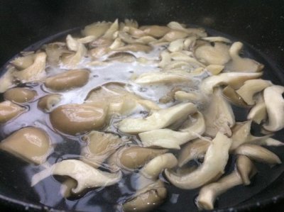 焯蘑菇冷水下锅还是热水下锅 焯蘑菇是冷水下锅还是热水下锅