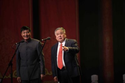 相声组织笑料的手法 相声的语言和表演技巧