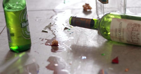 倒啤酒时为啥会产生大量的泡沫？