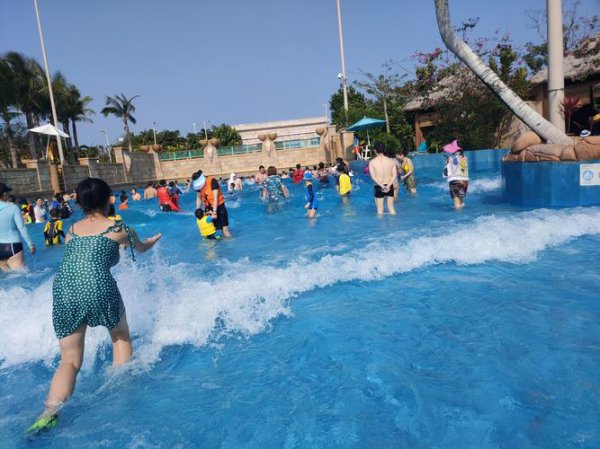 水上乐园可以穿t恤和短裤吗