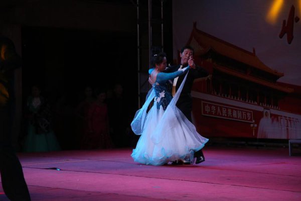 交谊舞是什么时期逐渐在我国盛行于发展