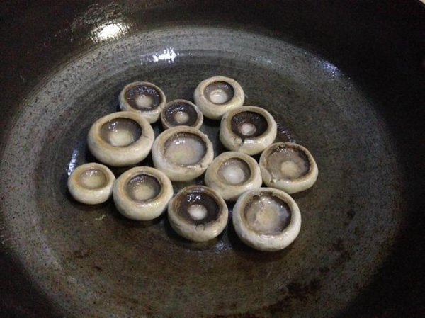 口蘑伞底下变黑有毒吗