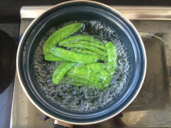 荷兰豆焯水多长时间