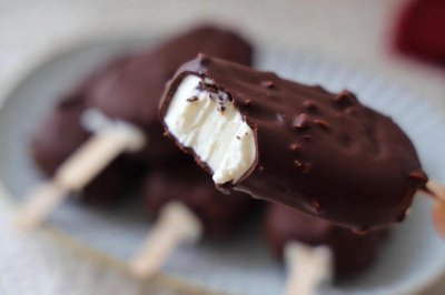 冰淇淋是用什么做的 冰淇淋是用什么做的？