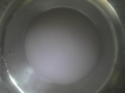 自来水有白色粉末是什么原因 自来水里为什么含有白色粉末