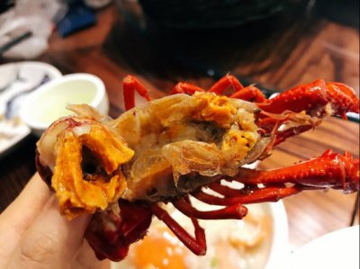 小龙虾里黄黄的东西能吃吗 小龙虾里面的黄黄的是什么东西可以吃吗