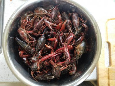 小龙虾怎么做 小龙虾活着做还是先烫死