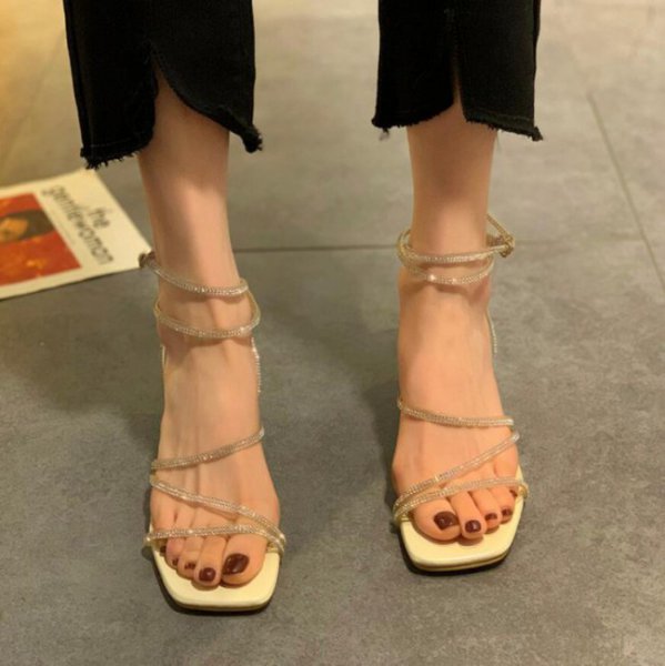 蛇形缠绕凉鞋是什么牌子