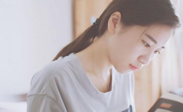 贪钱的女人有什么表现