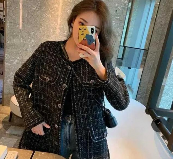 小香风外套里面配什么衣服