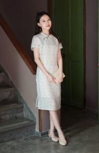 女生要么穿上旗袍 20岁女生可以穿旗袍吗？