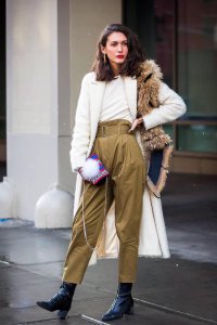 纸袋裤怎么搭配款式图 高腰纸袋裤怎么搭配外套