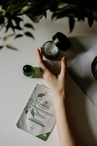 面膜放了五六年还能用吗 面膜保质期一般多久