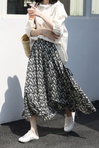 碎花半身裙怎么搭配 碎花半身裙搭配T恤