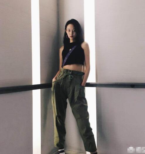 军绿色裤子怎么配衣服？