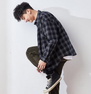 黑衬衫搭配男 衬衫里要穿背心吗