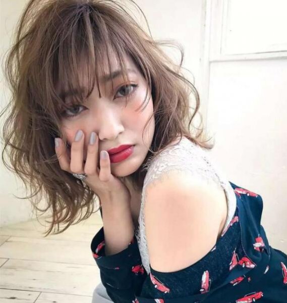 今年中长发流行什么发型？