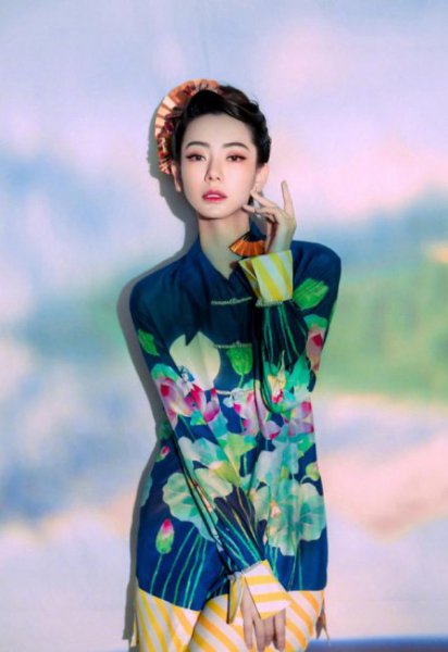 戚薇夫妇错位牵手虐狗