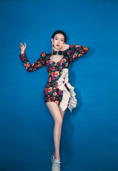 戚薇夫妇错位牵手虐狗