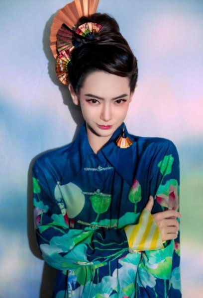 戚薇夫妇错位牵手虐狗