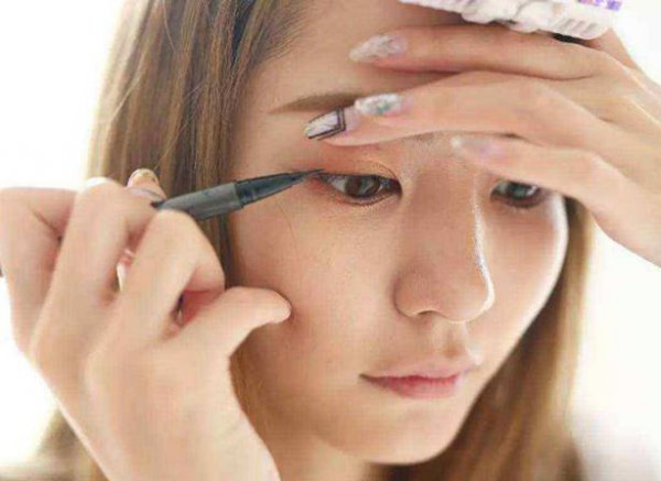 先定妆还是先画眼影