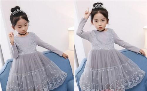 韩版长袖少女连衣裙蕾丝裙最美。